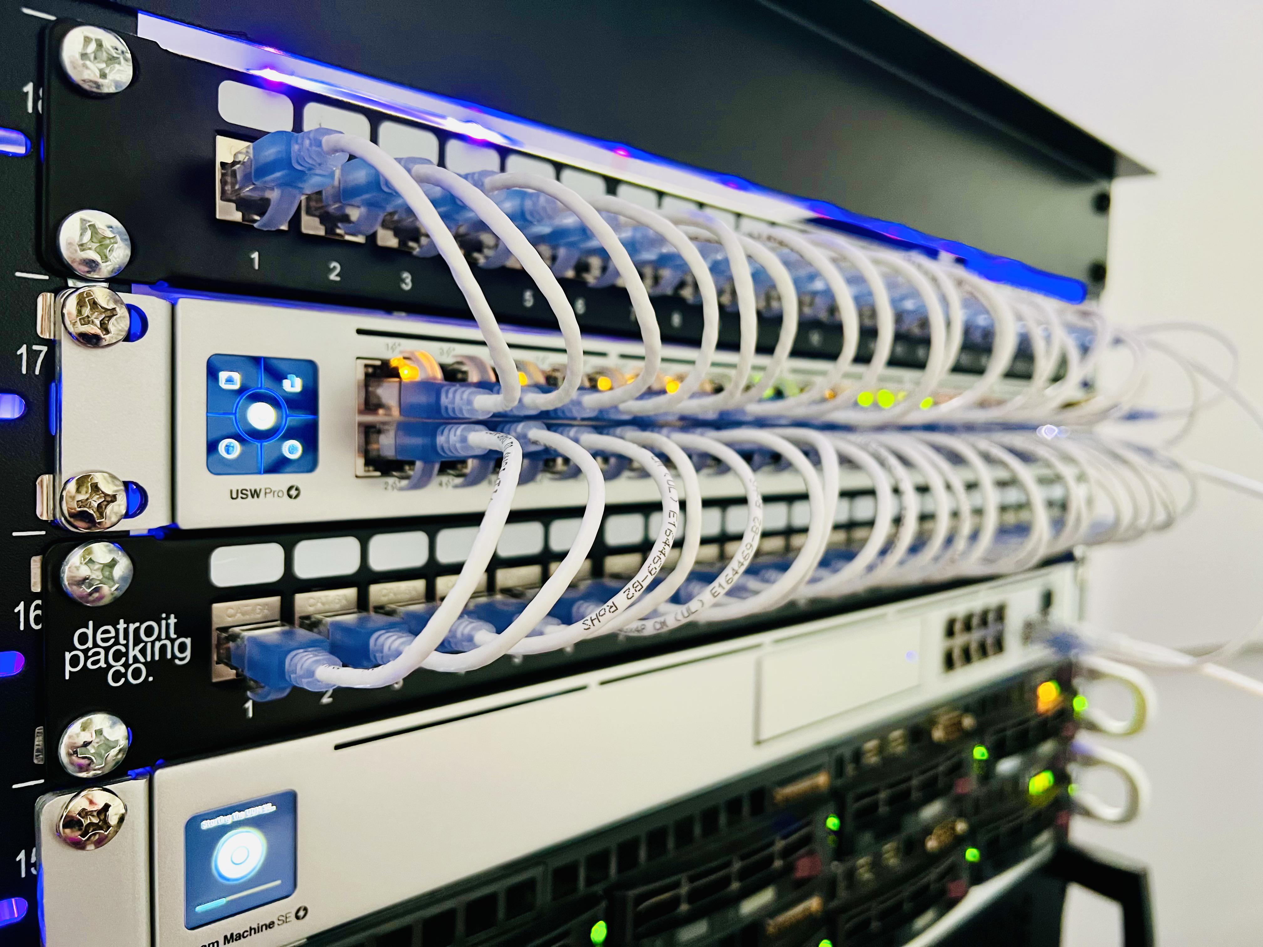 Rack de comunicaciones ordenado