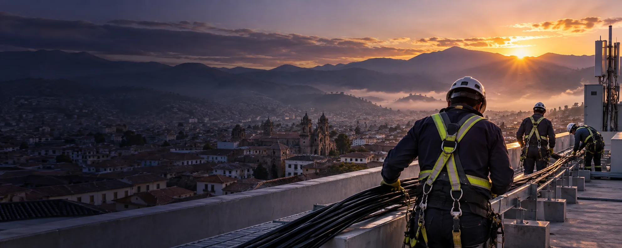 Equipo técnico instalando fibra óptica con vista a la ciudad