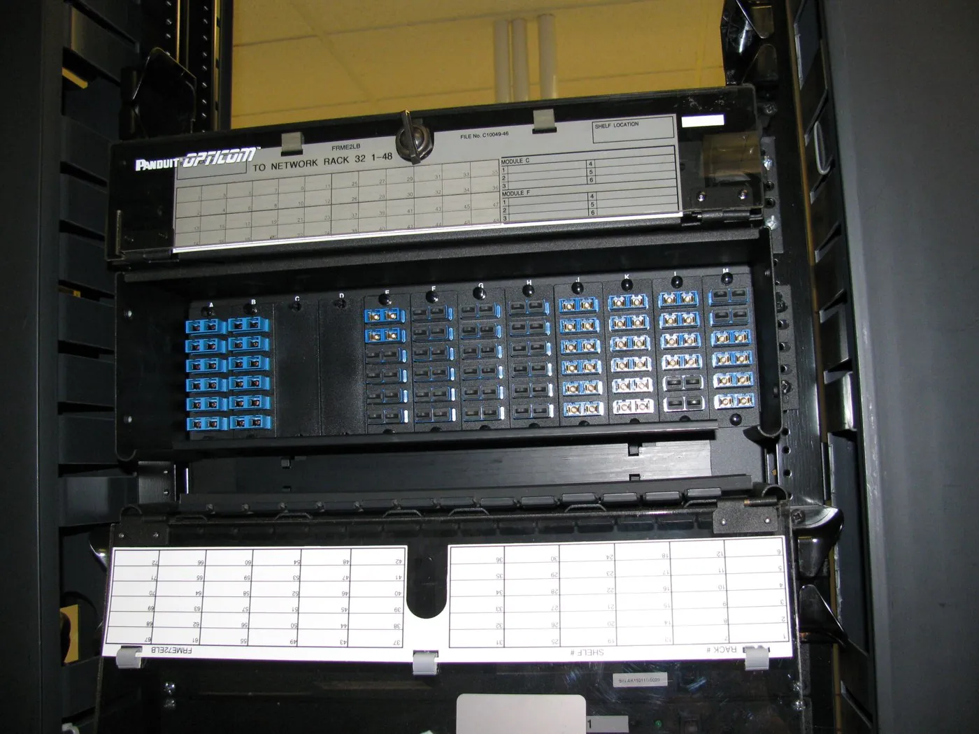 Panel de conexiones de fibra óptica, imagen referencial