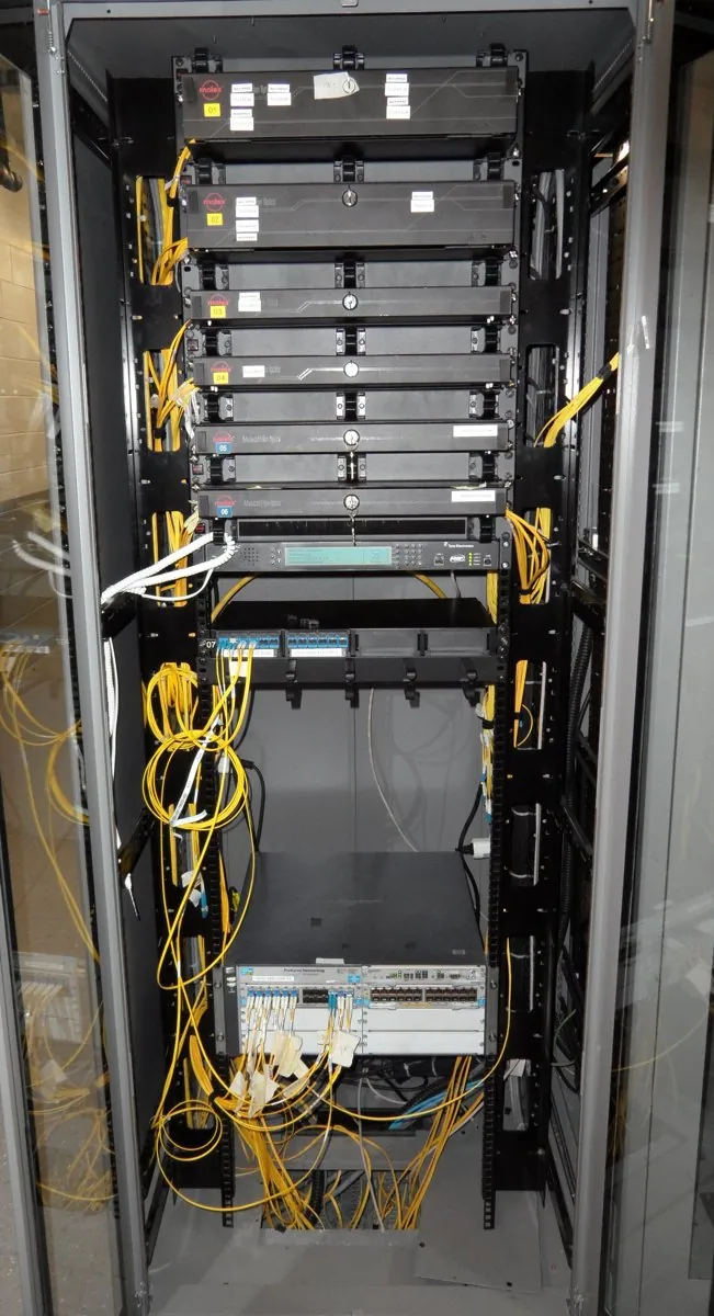 Rack con paneles de fibra óptica, imagen referencial
