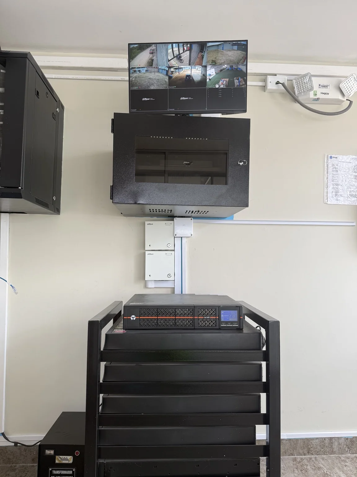 Gabinete, respaldo eléctrico y monitor de videovigilancia instalados por COMPACTNETWORK