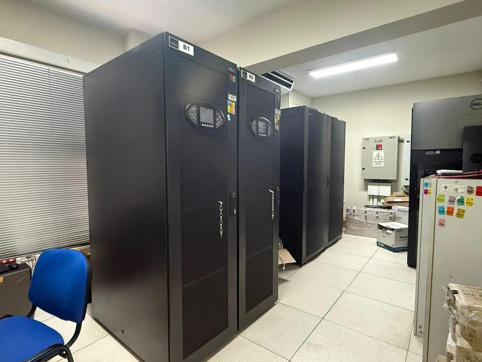 Sala de gabinetes de comunicaciones utilizada en un proyecto de COMPACTNETWORK