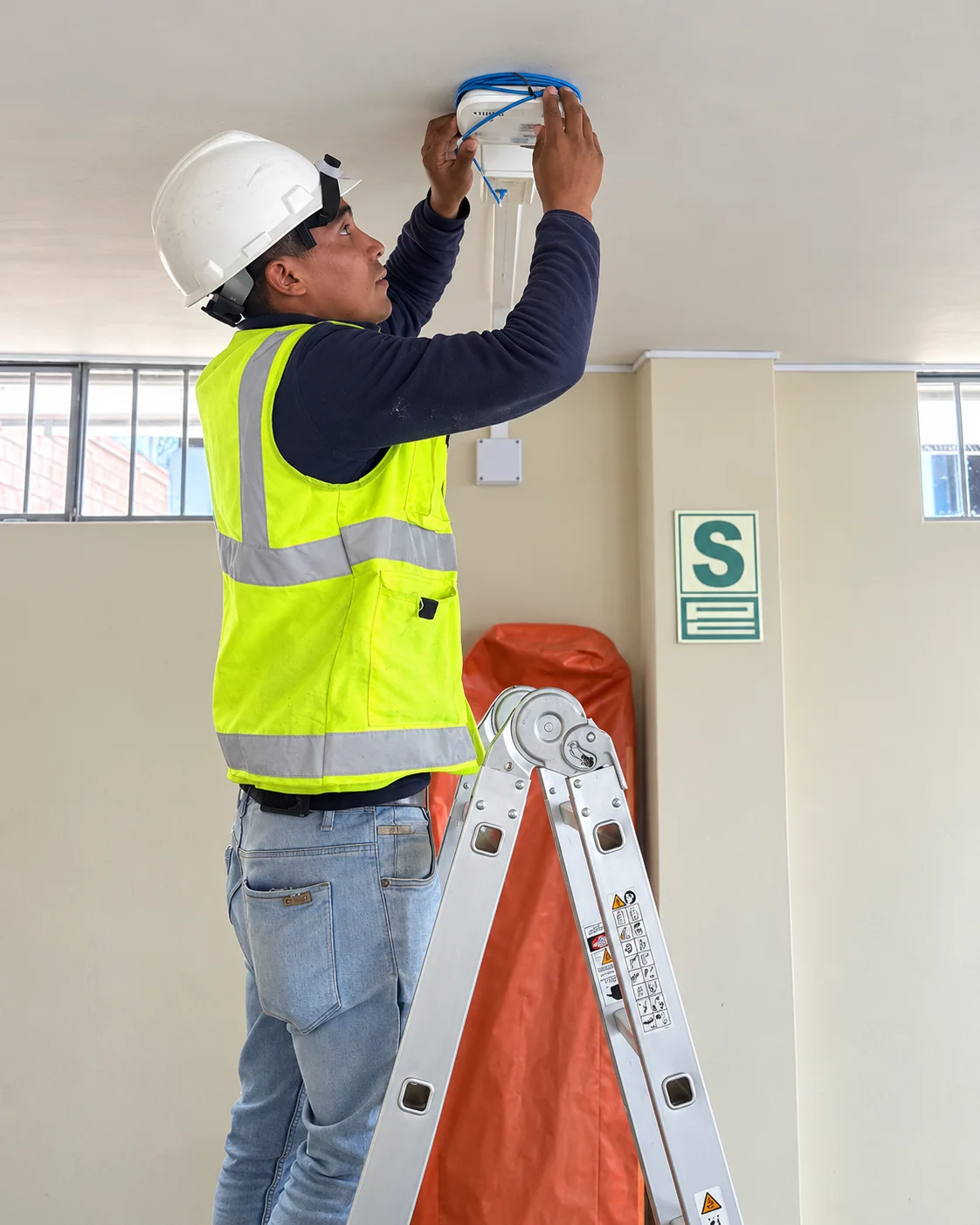 Técnico instalando punto de acceso Cisco interior en proyecto SUNAT Cajamarca