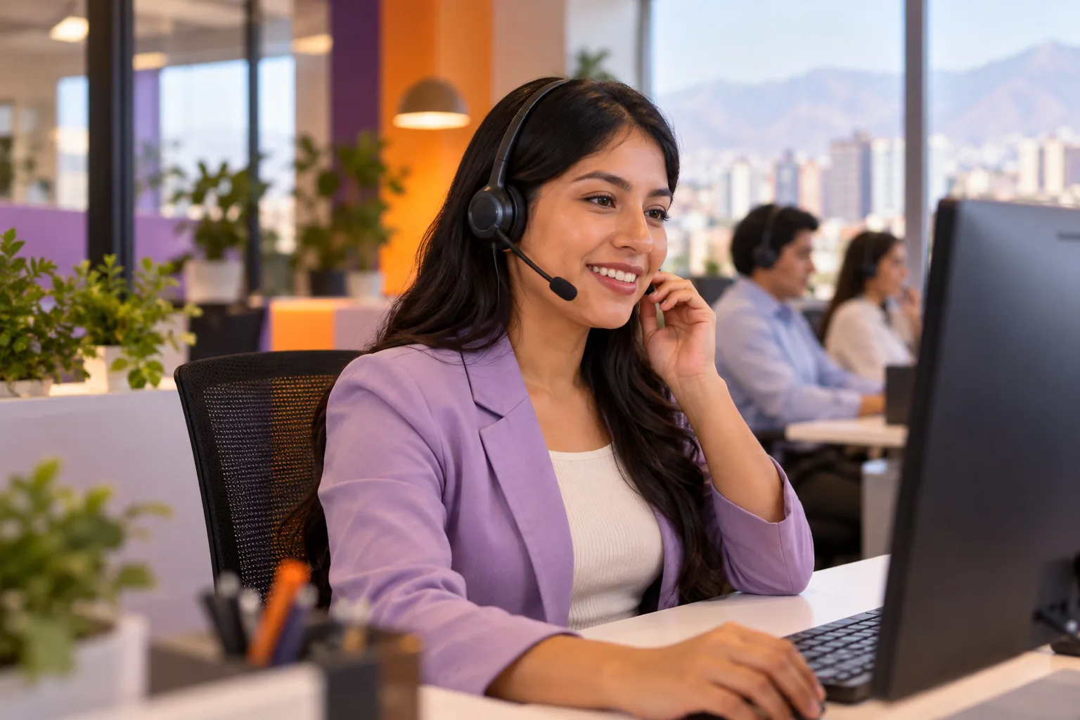Asesora de atención respondiendo una llamada con auriculares